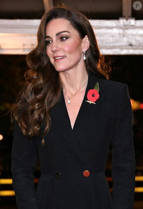 Ayant annoncé la fin de sa chimiothérapie en septembre, la princesse de Galles reprend progressivement ses activités officielles.
Catherine Kate Middleton, princesse de Galles - La famille royale du Royaume Uni assiste au Festival du souvenir (Festival of Remembrance) au Royal Albert Hall, Londres le 9 novembre 2024. © Chris Ratcliffe / Pool / Julien Burton via Bestimage 