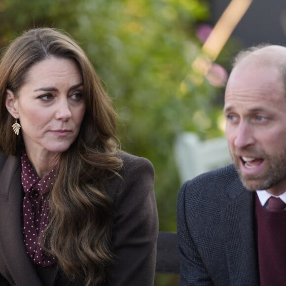 En décembre, la belle-fille du roi Charles III devrait être présente pour accueillir l'émir du Qatar, Tamim ben Hamad Al Thani, et sa première épouse, Jawaher, lors de leur visite officielle au Royaume-Uni.
Le prince William, prince de Galles, et Catherine (Kate) Middleton, princesse de Galles, visitent le centre communautaire de Southport, pour rencontrer les familles des victimes de l'attaque au couteau, le 10 octobre 2024. © Julien Burton / Bestimage 