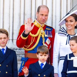 Londres, Royaume-Uni - La duchesse de Cambridge, Kate Middleton, a fait le point sur son traitement et son rétablissement. Elle a terminé sa chimiothérapie et se concentre désormais sur le maintien d'un mode de vie sans cancer. Elle a partagé une vidéo dans laquelle on la voit, ainsi que le prince William et ses enfants, le prince George, la princesse Charlotte et le prince Louis.
