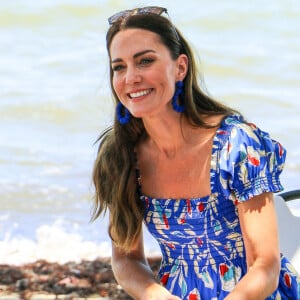 Londres, Royaume-Uni - La duchesse de Cambridge, Kate Middleton, a fait le point sur son traitement et son rétablissement. Elle a terminé sa chimiothérapie et se concentre désormais sur le maintien d'un mode de vie sans cancer. Elle a partagé une vidéo dans laquelle on la voit, ainsi que le prince William et ses enfants, le prince George, la princesse Charlotte et le prince Louis.
