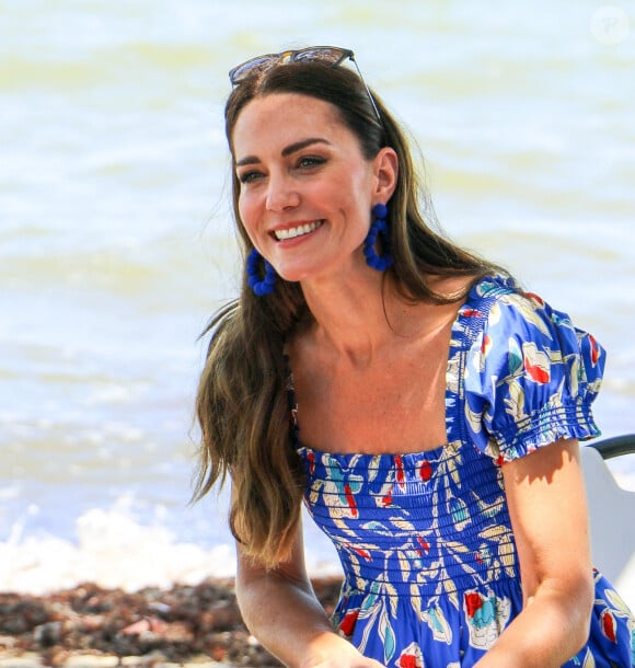 Londres, Royaume-Uni - La duchesse de Cambridge, Kate Middleton, a fait le point sur son traitement et son rétablissement. Elle a terminé sa chimiothérapie et se concentre désormais sur le maintien d'un mode de vie sans cancer. Elle a partagé une vidéo dans laquelle on la voit, ainsi que le prince William et ses enfants, le prince George, la princesse Charlotte et le prince Louis.
