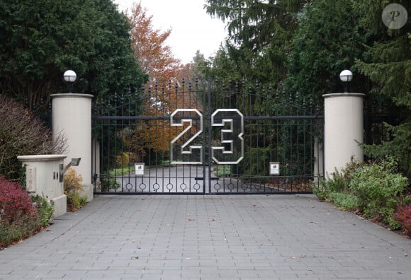 En 2012, Michael Jordan l'a mise sur le marché pour un prix de vente de 29 millions de dollars

La maison de Michael Jordan à Highland Park se serait vendue pour 14,85 millions de dollars après plus d'une décennie sur le marché - et l'énorme résidence porte toujours son légendaire numéro 23 sur ses portes. La propriété de neuf lits et 15 salles de bain, qui dispose d'un terrain de basket-ball intérieur de grande taille, a été mise sur le marché pour la première fois en 2012 pour un 29 millions, mais le prix a finalement été abaissé à 14 855 000.