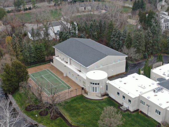 Un gros manque à gagner pour Michael Jordan, mais tout de même une somme colossale pour l'ancien basketteur

La maison de Michael Jordan à Highland Park se serait vendue pour 14,85 millions de dollars après plus d'une décennie sur le marché - et l'énorme résidence porte toujours son légendaire numéro 23 sur ses portes. La propriété de neuf lits et 15 salles de bain, qui dispose d'un terrain de basket-ball intérieur de grande taille, a été mise sur le marché pour la première fois en 2012 pour un 29 millions, mais le prix a finalement été abaissé à 14 855 000.