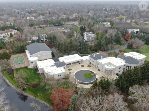 La maison de Michael Jordan à Highland Park se serait vendue pour 14,85 millions de dollars après plus d'une décennie sur le marché - et l'énorme résidence porte toujours son légendaire numéro 23 sur ses portes. La propriété de neuf lits et 15 salles de bain, qui dispose d'un terrain de basket-ball intérieur de grande taille, a été mise sur le marché pour la première fois en 2012 pour un 29 millions, mais le prix a finalement été abaissé à 14 855 000.