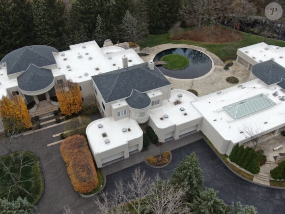 La maison de Michael Jordan à Highland Park se serait vendue pour 14,85 millions de dollars après plus d'une décennie sur le marché - et l'énorme résidence porte toujours son légendaire numéro 23 sur ses portes. La propriété de neuf lits et 15 salles de bain, qui dispose d'un terrain de basket-ball intérieur de grande taille, a été mise sur le marché pour la première fois en 2012 pour un 29 millions, mais le prix a finalement été abaissé à 14 855 000.