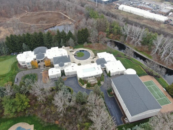 La maison de Michael Jordan à Highland Park se serait vendue pour 14,85 millions de dollars après plus d'une décennie sur le marché - et l'énorme résidence porte toujours son légendaire numéro 23 sur ses portes. La propriété de neuf lits et 15 salles de bain, qui dispose d'un terrain de basket-ball intérieur de grande taille, a été mise sur le marché pour la première fois en 2012 pour un 29 millions, mais le prix a finalement été abaissé à 14 855 000.