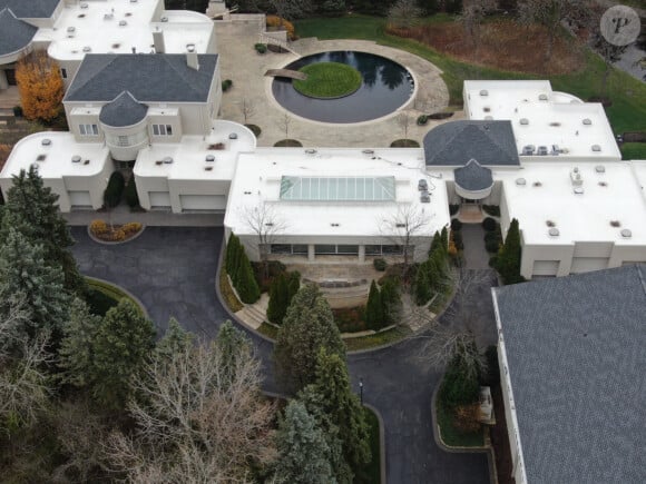 La maison de Michael Jordan à Highland Park se serait vendue pour 14,85 millions de dollars après plus d'une décennie sur le marché - et l'énorme résidence porte toujours son légendaire numéro 23 sur ses portes. La propriété de neuf lits et 15 salles de bain, qui dispose d'un terrain de basket-ball intérieur de grande taille, a été mise sur le marché pour la première fois en 2012 pour un 29 millions, mais le prix a finalement été abaissé à 14 855 000.