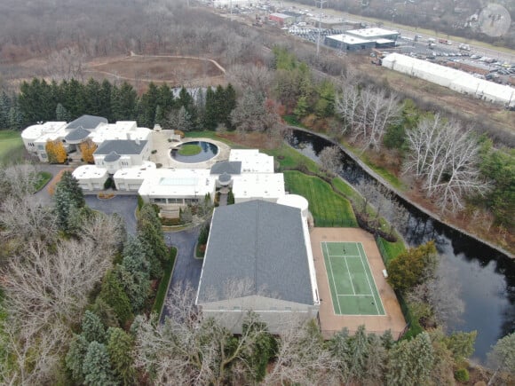 La propriété, qui comprend 9 lits et 15 salles de bain, a finalement trouvé preneur pour 14,85 millions de dollars

La maison de Michael Jordan à Highland Park se serait vendue pour 14,85 millions de dollars après plus d'une décennie sur le marché - et l'énorme résidence porte toujours son légendaire numéro 23 sur ses portes. La propriété de neuf lits et 15 salles de bain, qui dispose d'un terrain de basket-ball intérieur de grande taille, a été mise sur le marché pour la première fois en 2012 pour un 29 millions, mais le prix a finalement été abaissé à 14 855 000.