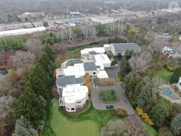 La maison de Michael Jordan à Highland Park se serait vendue pour 14,85 millions de dollars après plus d'une décennie sur le marché - et l'énorme résidence porte toujours son légendaire numéro 23 sur ses portes. La propriété de neuf lits et 15 salles de bain, qui dispose d'un terrain de basket-ball intérieur de grande taille, a été mise sur le marché pour la première fois en 2012 pour un 29 millions, mais le prix a finalement été abaissé à 14 855 000.