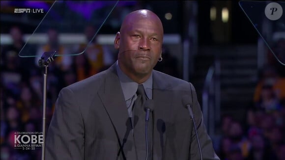 Michael Jordan, ému aux larmes, rend hommage à Kobe Bryant au Staples Center de Los Angeles, le 24 février 2020. La star de basket est décédée dans un accident d'hélicoptère, le 26 janvier 2020 à Calabasas, aux côtés de sa fille de 13 ans, Gianna, et de sept autres personnes. 