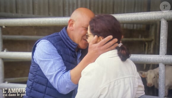 Renaud avec ses prétendantes Anne et Muriel dans "L'amour est dans le pré", M6