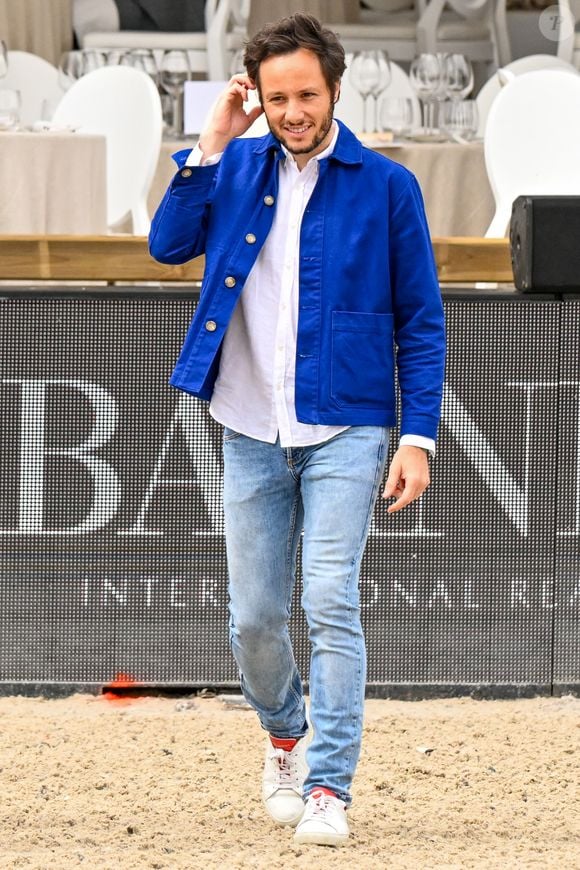 Le chanteur Vianney à la reconnaissance du prix Barnes lors de la 10ème édition du "Longines Paris Eiffel Jumping" à la Plaine de Jeux de Bagatelle à Paris, France, le 22 juin 2024. © Perusseau-Veeren/Bestimage 