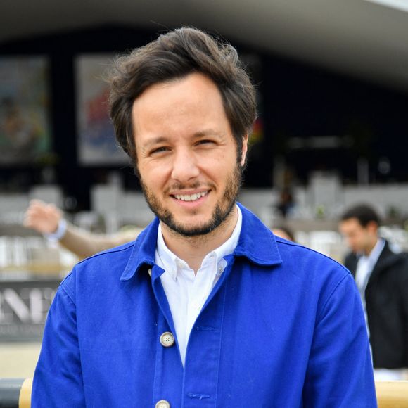 Précisant qu'il a meme pleuré ce jour-là
Le chanteur Vianney à la reconnaissance du prix Barnes lors de la 10ème édition du "Longines Paris Eiffel Jumping" à la Plaine de Jeux de Bagatelle à Paris, France, le 22 juin 2024. © Perusseau-Veeren/Bestimage 