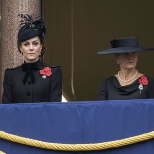 Catherine Kate Middleton, princesse de Galles et Sophie Rhys-Jones duchesse d'Edimbourg honorent les disparus des deux guerres mondiales lors de la cérémonie Remembrance Sunday ( Dimanche du souvenir ) au Cénotaphe à Londres.