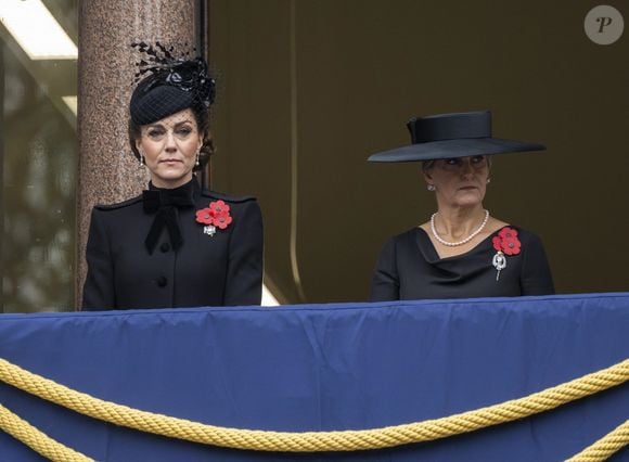 Catherine Kate Middleton, princesse de Galles et Sophie Rhys-Jones duchesse d'Edimbourg honorent les disparus des deux guerres mondiales lors de la cérémonie Remembrance Sunday ( Dimanche du souvenir ) au Cénotaphe à Londres.