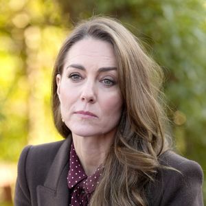 Elle a pu toutefois faire quelques apparitions
Le prince William, prince de Galles, et Catherine (Kate) Middleton, princesse de Galles, visitent le centre communautaire de Southport, pour rencontrer les familles des victimes de l'attaque au couteau, le 10 octobre 2024. © Julien Burton / Bestimage
