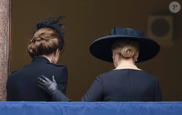 Catherine Kate Middleton, princesse de Galles et Sophie Rhys-Jones duchesse d'Edimbourg honorent les disparus des deux guerres mondiales lors de la cérémonie Remembrance Sunday ( Dimanche du souvenir ) au Cénotaphe à Londres - ©Alpha Press