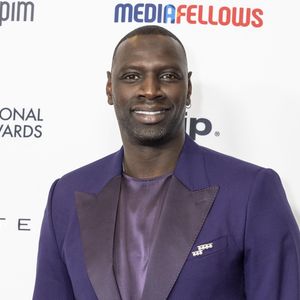Omar Sy, portait une magnifique broche balance step de la maison de joaillerie japonaise TASAKI, en or jaune et perles AKOYA, au photocall de la 52ème édition des "International Emmy Awards" à l'hôtel Hilton à New York City, New York, Etats-Unis, le 25 novembre 2024. © Lev Radin/ZUMA Press Wire/Bestimage 