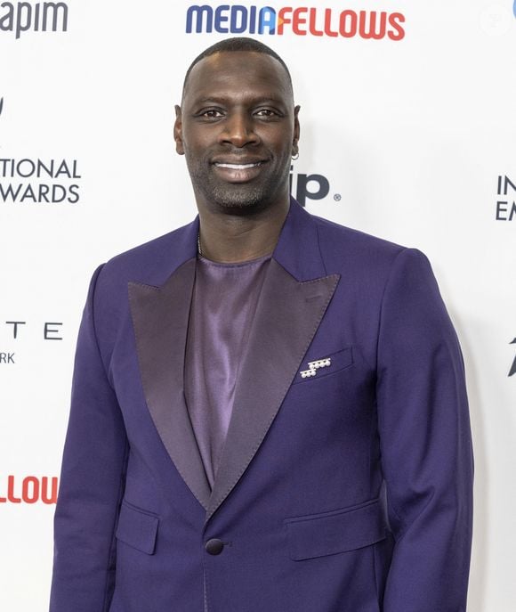 Omar Sy, portait une magnifique broche balance step de la maison de joaillerie japonaise TASAKI, en or jaune et perles AKOYA, au photocall de la 52ème édition des "International Emmy Awards" à l'hôtel Hilton à New York City, New York, Etats-Unis, le 25 novembre 2024. © Lev Radin/ZUMA Press Wire/Bestimage 