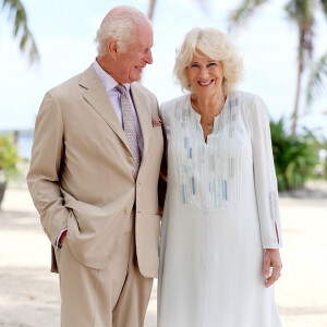 Après l'annonce du cancer de Charles III en février dernier qui a dû être un choc, voilà qu'elle doit, elle-même, faire face à des soucis de santé. 
Le roi Charles III d'Angleterre et Camilla Parker Bowles, reine consort d'Angleterre, lors d'une visite sur une plage d'Apia, aux Samoa, le 24 octobre 2024. © Alpha Press/Bestimage