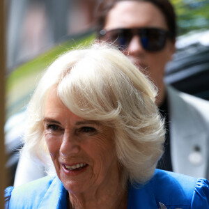 La guérison devrait être rapide mais le fait que Camilla Parker Bowles ait été une grande fumeuse n'aide pas…
Camilla Parker Bowles, reine consort d'Angleterre, visite le Refettorio OzHarvest à Sydney, le 22 octobre 2024. C'est le fruit d'une collaboration à impact social entre les principales organisations de sauvetage alimentaire OzHarvest (fondée en Australie) et Food for Soul (fondée en Italie). En tant que marraine d'UKHarvest, la Reine marquera le 20e anniversaire d'OzHarvest et entendra son fondateur et ses bénévoles parler de l'histoire et du succès du concept Refettorio.