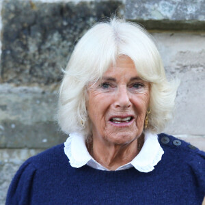 Camilla Parker Bowles a récemment dû lever le pied. 
Camilla Parker-Bowles, reine consort d'Angleterre au Braemar Literary Festival où son fils Tom Parker-Bowles a fait une lecture.