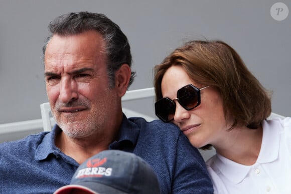 Une cérémonie va avoir lieu et Jean Dujardin va recevoir la Médaille de Reconnaissance de la Ville de Bruxelles
 
Jean Dujardin et sa femme Nathalie Péchalat - Célébrités en tribunes des Internationaux de France de tennis de Roland Garros 2023 à Paris le 11 juin 2023. © Jacovides-Moreau/Bestimage