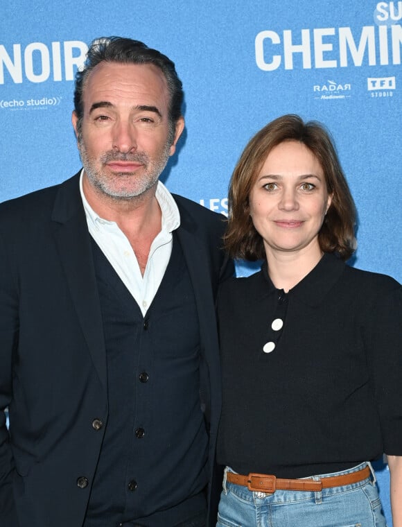 Le Manneken-Pis recevra son costume signé Zorro, en l'honneur du dernier projet du mari de Nathalie Péchalat
 
Jean Dujardin et sa femme Nathalie Péchalat - Avant-première du film "Sur les chemins noirs" au cinema UGC Normandie à Paris le 13 mars 2023. © Coadic Guirec/Bestimage