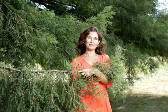 C'est en 2019 qu'elle perd son amoureux, le grand reporter Claude Sempère. 
Dominique Lagrou-Sempere - 4ème édition des écrivains chez Gonzague Saint Bris (26ème Forêt des livres) à Chanceaux-Près-Loches le 28 aout 2022. © Cédric Perrin/Bestimage