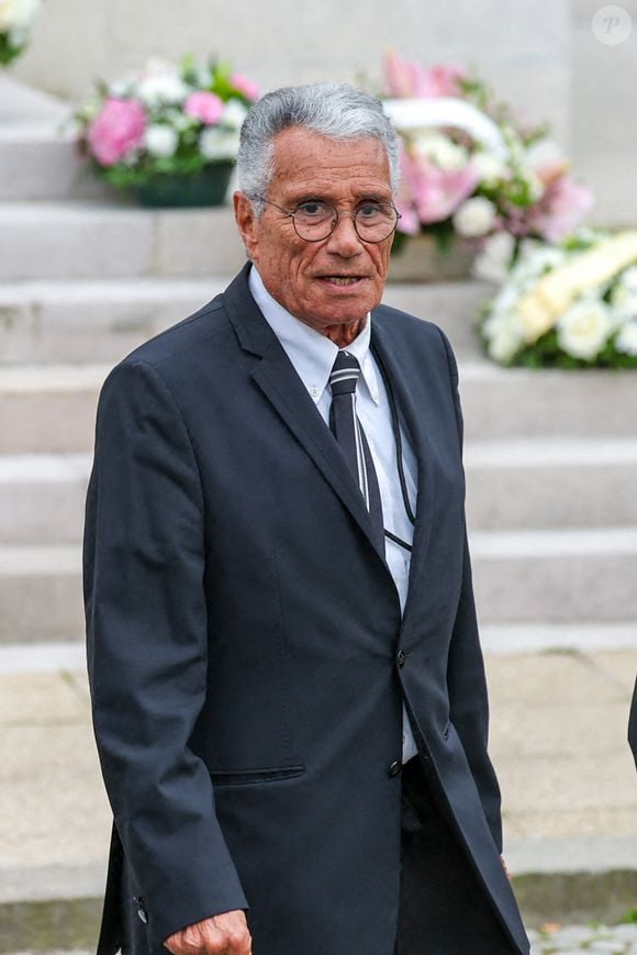 Puis, elle a vécu une histoire d'amour avec Jean-Marie Périer, de 34 ans son aîné.
Jean-Marie Périer - Sortie des obsèques de l'auteure-compositrice-interprète et actrice française Françoise Hardy au crématorium du cimetière du Père-Lachaise à Paris, France, le 20 juin 2024. © Jacovides-Moreau/Bestimage