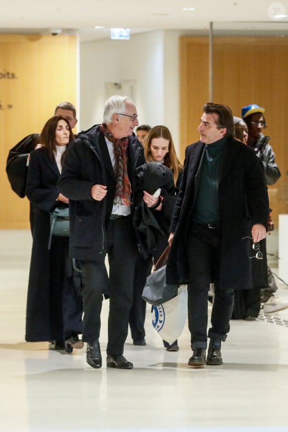 Le chef cuisinier Yannick Alléno arrive au tribunal accompagné de Laurence, son ex femme - Mort d'Antoine Alléno (fils du chef cuisinier Yannick Alléno) en 2022 : Le chauffard (Francky D.) reconnu coupable d'homicide involontaire et condamné à 7 ans de prison assorties d'un mandat de dépôt différé, au tribunal correctionnel de Paris, France, le 28 novembre 2024. Franky D., 27 ans, était accusé d'avoir percuté Antoine Alléno, en mai 2022 à Paris. Sans permis, il était ivre au volant d'une puissante Audi volée. Il a été condamné pour homicide involontaire. © Christophe Clovis/Bestimage 