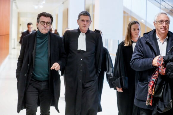 Le chef cuisinier Yannick Alléno arrive au tribunal - Mort d'Antoine Alléno (fils du chef cuisinier Yannick Alléno) en 2022 : Le chauffard (Francky D.) reconnu coupable d'homicide involontaire et condamné à 7 ans de prison assorties d'un mandat de dépôt différé, au tribunal correctionnel de Paris, France, le 28 novembre 2024. Franky D., 27 ans, était accusé d'avoir percuté Antoine Alléno, en mai 2022 à Paris. Sans permis, il était ivre au volant d'une puissante Audi volée. Il a été condamné pour homicide involontaire. © Christophe Clovis/Bestimage 