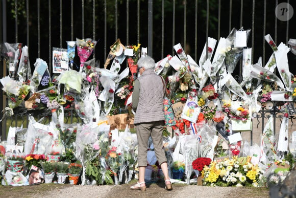 Les hommages se multiplient devant l'entrée de la maison de Alain Delon à Douchy le 22 août 2024.