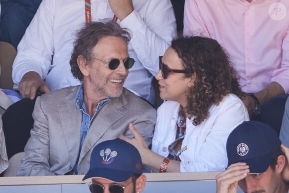 Stéphane Freiss et sa compagne Delphine Horvilleur - Célébrités dans les tribunes des Internationaux de France de tennis de Roland Garros 2024 à Paris le 7 juin 2024. © Jacovides-Moreau/Bestimage