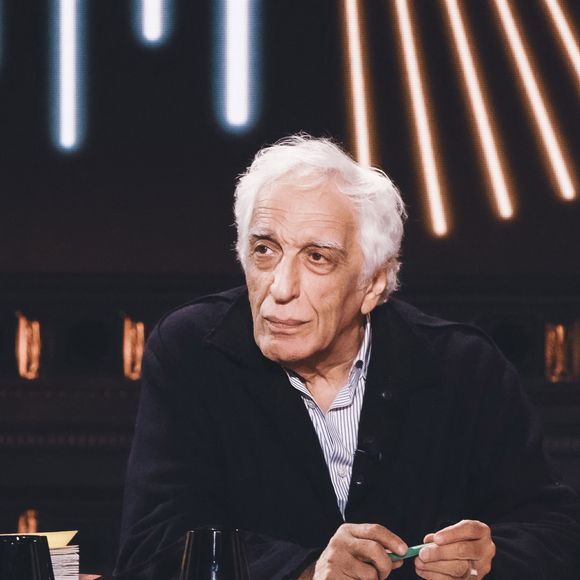 Mais aucun autre professionnel contacté n'a évoqué de tels agissements : "tous décrivent un comportement à l'ancienne avec les femmes." Un autre ajoute : "C'est un type vieux jeu, habitué à se faire servir." 
Exclusif - Gérard Darmon sur le plateau de l'émission "On Est En Direct" (OEED) du samedi 5 février, présentée par L.Salamé et L.Ruquier et diffusée en direct sur France 2 à Paris, France, le 5 février 2022. © Jack Tribeca/Bestimage 