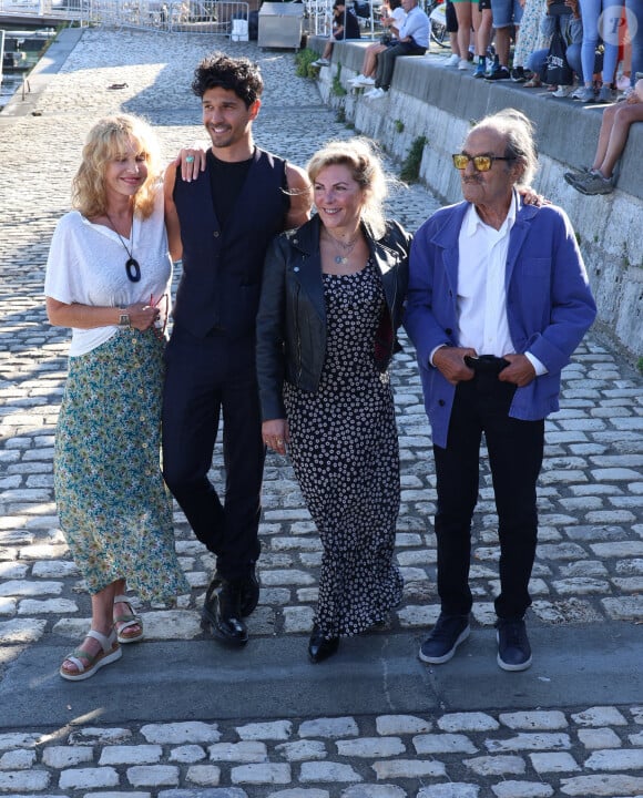 Fanny Cottençon, Vinnie Dargaud, Anne-Elisabeth Blateau et Gérard Hernandez lors du photocall de la série "Scènes de ménages" lors de la 25ème édition du Festival de la fiction de la Rochelle, France, le 13 septembre 2023. © Denis Guignebourg/BestImage