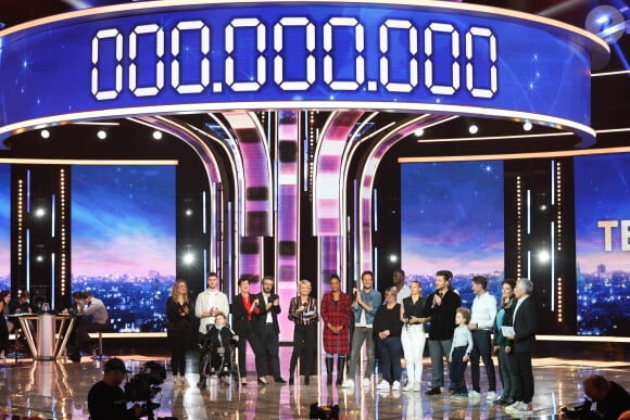 Stéphane Sitbon Gomez, Sophie Davant, Vianney, Kev Adams, Nagui - Les personnalités se mobilisent lors de la 37ème édition du Téléthon sur le plateau de France 2, avec pour parrain Vianney. Le 8 décembre 2023. © Coadic Guirec / Bestimage