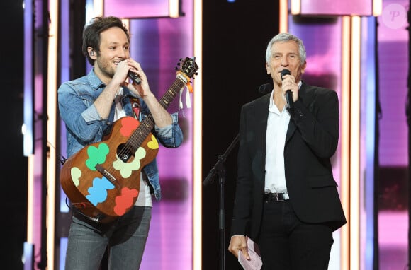 Vianney et Nagui - Les personnalités se mobilisent lors de la 37ème édition du Téléthon sur le plateau de France 2, avec pour parrain Vianney. Le 8 décembre 2023. © Coadic Guirec / Bestimage