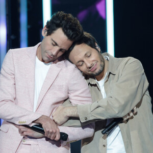 Mika et Vianney - Les célébrités se mobilisent pour la 38ème édition du Téléthon dans les studios de France 2 à Paris, le 29 novembre 2024. © Coadic Guirec / Bestimage