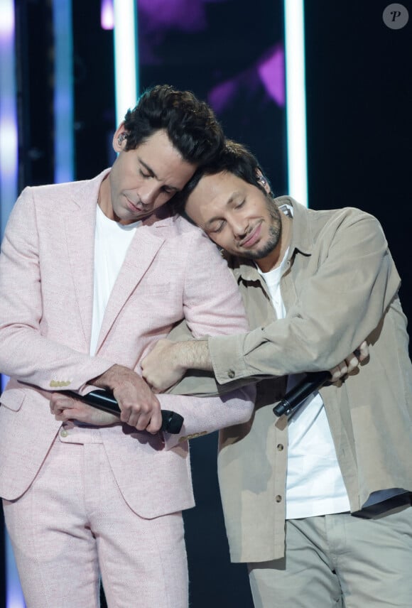 Mika et Vianney - Les célébrités se mobilisent pour la 38ème édition du Téléthon dans les studios de France 2 à Paris, le 29 novembre 2024. © Coadic Guirec / Bestimage