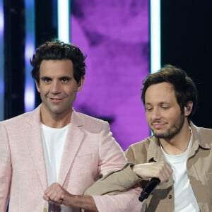 Mika et Vianney - Les célébrités se mobilisent pour la 38ème édition du Téléthon dans les studios de France 2 à Paris, le 29 novembre 2024. © Coadic Guirec / Bestimage