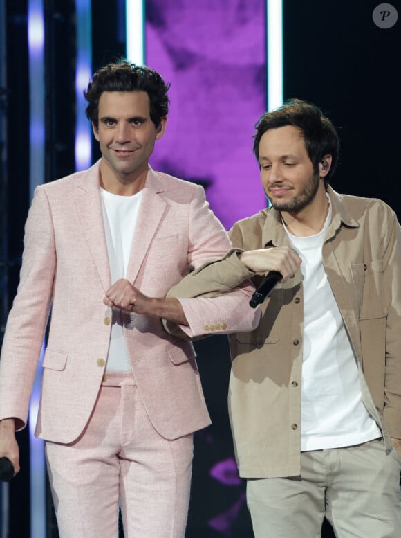 Mika et Vianney - Les célébrités se mobilisent pour la 38ème édition du Téléthon dans les studios de France 2 à Paris, le 29 novembre 2024. © Coadic Guirec / Bestimage