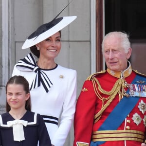 La famille royale a vécu des mois sombres cette année. 
La princesse Charlotte, Catherine Kate Middleton, princesse de Galles, le roi Charles III d'Angleterre - Les membres de la famille royale britannique au balcon du Palais de Buckingham lors de la parade militaire "Trooping the Colour" à Londres. © Julien Burton / Bestimage