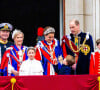 Alors que Kate Middleton était en retrait ces derniers temps, elle revient en force et sera même présente à un événement important pour le monarque. 
Le prince Edward, duc d'Edimbourg, James Mountbatten-Windsor, Comte de Wessex, Lady Louise Windsor, Vice Admiral Sir Tim Laurence, Sophie, duchesse d'Edimbourg, la princesse Charlotte de Galles, le prince Louis de Galles, le prince William, prince de Galles, et Catherine (Kate) Middleton, princesse de Galles et le prince George de Galles - La famille royale britannique salue la foule sur le balcon du palais de Buckingham lors de la cérémonie de couronnement du roi d'Angleterre à Londres le 5 mai 2023. 