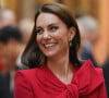 Kate Middleton a récemment annoncé la fin de son traitement de chimiothérapie. 
Le prince William, prince de Galles, et Catherine (Kate) Middleton, princesse de Galles, avec Choo Kyungho, vice-premier ministre coréen et Park Jin, ministre coréen des Affaires étrangères, regardent une exposition spéciale d'objets de la collection royale relative à la République de Corée dans la galerie de photos du palais de Buckingham à Londres, Royaume Uni