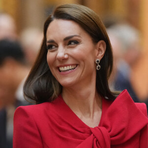 Kate Middleton a récemment annoncé la fin de son traitement de chimiothérapie. 
Le prince William, prince de Galles, et Catherine (Kate) Middleton, princesse de Galles, avec Choo Kyungho, vice-premier ministre coréen et Park Jin, ministre coréen des Affaires étrangères, regardent une exposition spéciale d'objets de la collection royale relative à la République de Corée dans la galerie de photos du palais de Buckingham à Londres, Royaume Uni