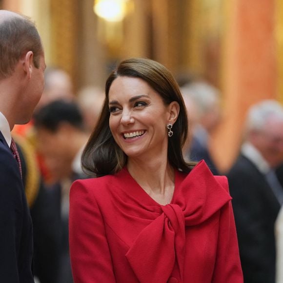 Kate Middleton a récemment annoncé la fin de son traitement de chimiothérapie. 
Le prince William, prince de Galles, et Catherine (Kate) Middleton, princesse de Galles, avec Choo Kyungho, vice-premier ministre coréen et Park Jin, ministre coréen des Affaires étrangères, regardent une exposition spéciale d'objets de la collection royale relative à la République de Corée dans la galerie de photos du palais de Buckingham à Londres, Royaume Uni