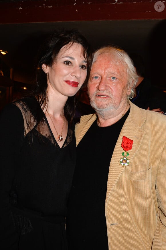 Niels Arestrup et sa femme Isabelle - Niels Arestrup décoré au grade d'officier de la Légion d'Honneur lors de la dernière de la pièce "Acting" au théâtre des Bouffes-Parisiens à Paris le 8 janvier 2017. © Coadic Guirec/Bestimage