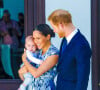 L'Express rapporte que l'association caritative qui soutient les jeunes qui ont perdu un parent dans les forces armées a indiqué : "Le prince Harry aimerait appeler le plus grand nombre possible de nos membres pour leur souhaiter à tous un joyeux Noël". 
Le prince Harry, duc de Sussex, Meghan Markle, duchesse de Sussex et leur fils Archie.