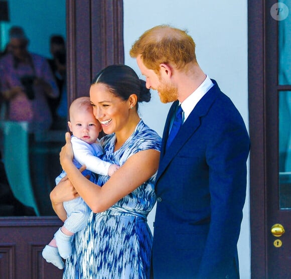 L'Express rapporte que l'association caritative qui soutient les jeunes qui ont perdu un parent dans les forces armées a indiqué : "Le prince Harry aimerait appeler le plus grand nombre possible de nos membres pour leur souhaiter à tous un joyeux Noël". 
Le prince Harry, duc de Sussex, Meghan Markle, duchesse de Sussex et leur fils Archie.